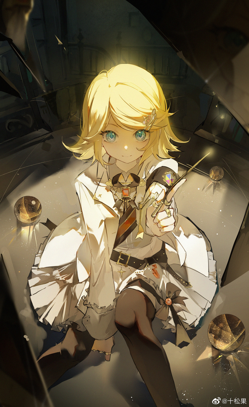 1girl abstract_background belt black_belt black_thighhighs blonde_hair blue_eyes brooch commentary feet_out_of_frame flipped_hair hair_ornament hairclip highres holding holding_wand jacket jewelry kagamine_rin open_clothes open_jacket pleated_skirt pointing pointing_at_viewer sash shirt skirt smile solo symbol-only_commentary thigh-highs vocaloid wand weibo_username white_jacket white_shirt white_skirt zeriko
