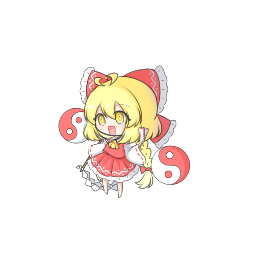 1other ahoge ascot blonde_hair bow braid commentary cosplay full_body gohei hair_bow hakurei_reimu hakurei_reimu_(cosplay) highres len'en looking_at_viewer ofuda ooama_no_ake_no_mitori open_mouth orb red_bow red_shirt red_skirt ribbon-trimmed_sleeves ribbon_trim shide shirt short_hair side_braid simple_background single_braid skirt solo white_background xunchuan0521 yellow_ascot yellow_eyes yin_yang yin_yang_orb