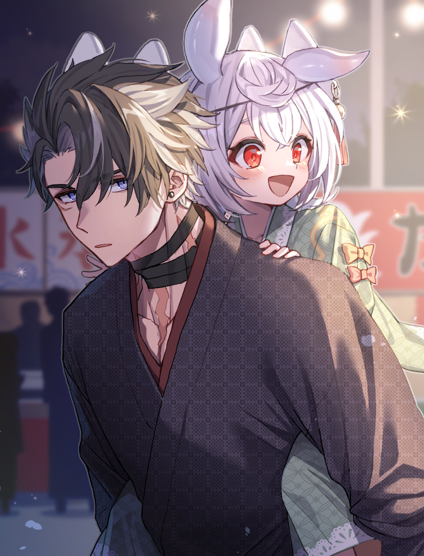 1boy 1girl :d black_choker black_hair black_kimono blue_eyes blurry blurry_background bow carrying choker collarbone commentary_request crossed_bangs earrings eyelashes festival genshin_impact green_kimono grey_hair hair_between_eyes highres japanese_clothes jewelry kimono long_hair long_sleeves looking_at_viewer market_stall multicolored_hair nage_(sacosui_ng) night open_mouth outdoors parted_bangs piggyback purple_hair red_bow red_eyes scar scar_on_neck short_hair sigewinne_(genshin_impact) smile streaked_hair string_of_light_bulbs stud_earrings tassel upper_body wriothesley_(genshin_impact) yellow_bow