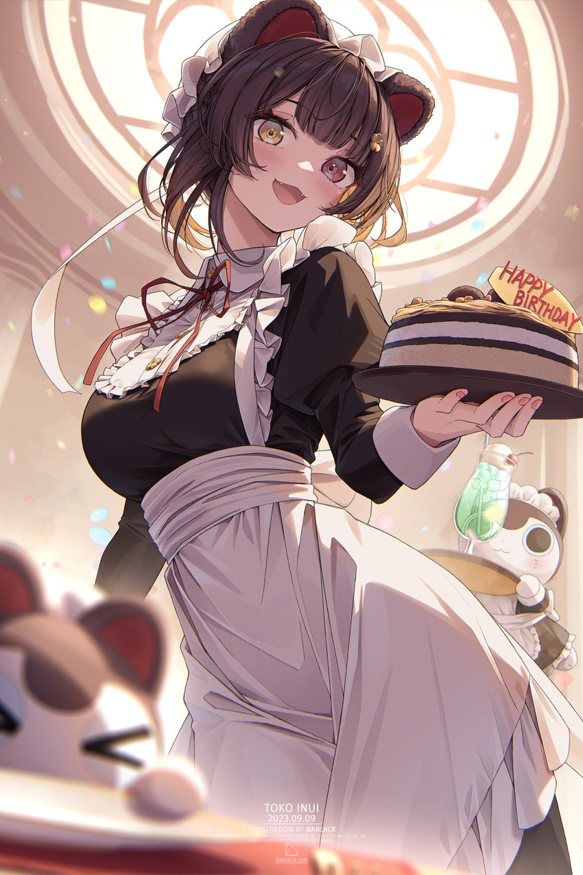&gt;_&lt; 1girl apron artist_name birthday_cake black_dress blunt_bangs blush breasts brown_hair cake character_name confetti cup dress drinking_glass drinking_straw fangs food happy_birthday heterochromia highres holding holding_tray inui_toko inui_toko_(7th_costume) kuro-kun_(nablack) large_breasts light_particles looking_at_viewer maid maid_headdress neck_ribbon nijisanji open_mouth red_eyes red_ribbon ribbon sidelocks smile standing tray virtual_youtuber waist_apron white_apron wrist_cuffs yellow_eyes