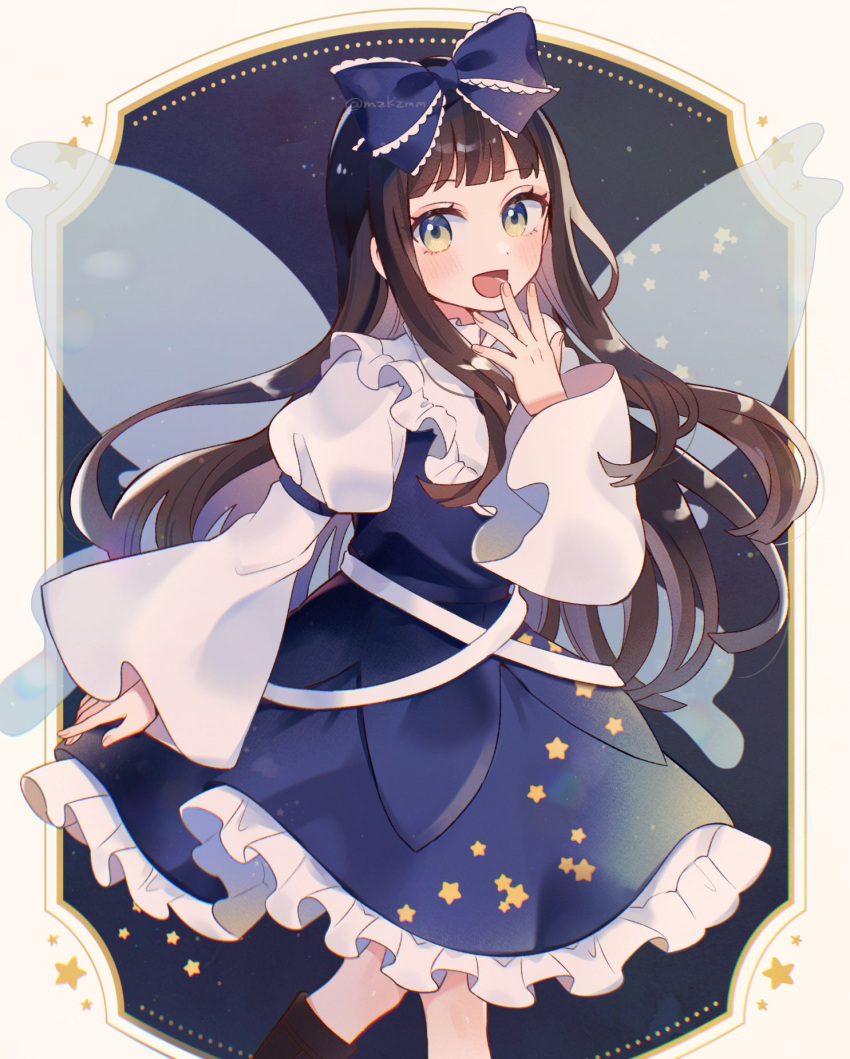 1girl blue_bow blue_dress blush bow brown_hair dress fairy fairy_wings feet_out_of_frame frilled_dress frills hair_bow highres long_hair long_sleeves looking_at_viewer mozukuzu_(manukedori) open_mouth sleeve_garter smile solo star_(symbol) star_print star_sapphire touhou twitter_username wide_sleeves wings yellow_eyes