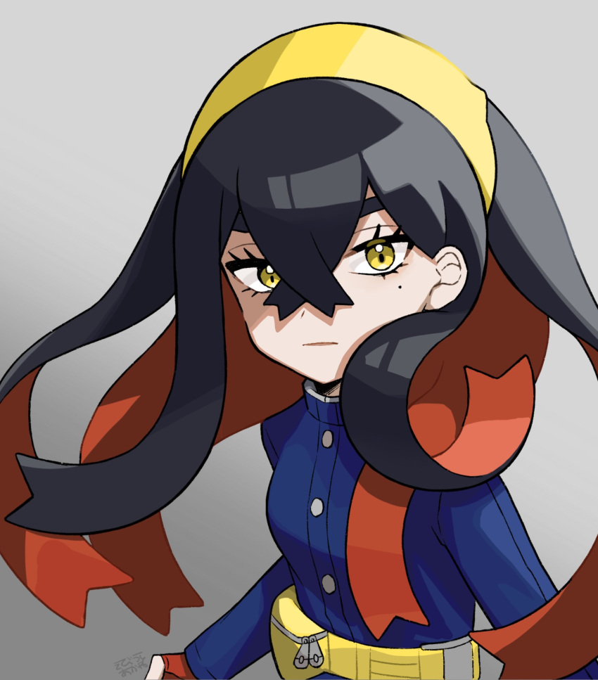 1girl black_hair blue_jacket buttons carmine_(pokemon) closed_mouth colored_inner_hair commentary_request crossed_bangs ebiura_akane eyelashes fanny_pack gloves gradient_background grey_background hair_between_eyes hairband highres jacket long_hair looking_at_viewer mole mole_under_eye multicolored_hair pokemon pokemon_(game) pokemon_sv red_gloves solo yellow_bag yellow_eyes yellow_hairband zipper_pull_tab