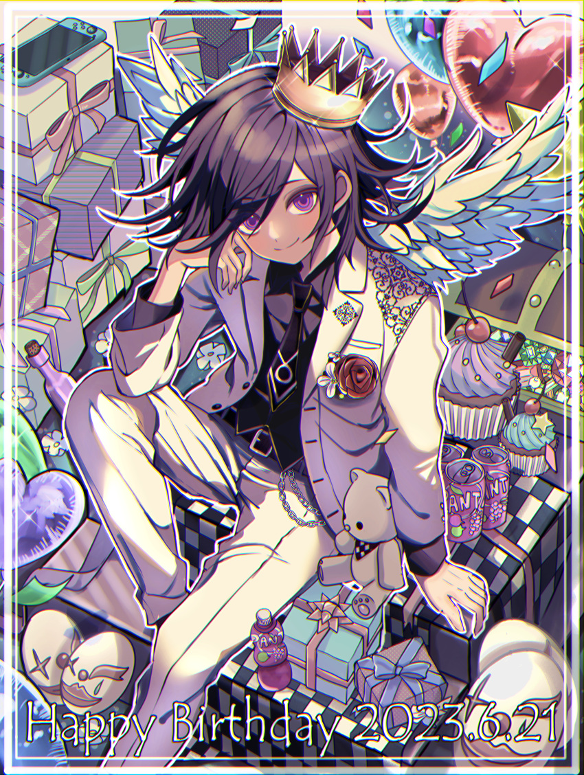 1boy 2023 absurdres angel_wings black_necktie black_shirt border box closed_mouth collared_shirt corsage crown cupcake danganronpa_(series) danganronpa_v3:_killing_harmony dated feathered_wings flower food formal gift gift_box happy_birthday head_rest heart highres long_sleeves looking_at_viewer male_focus necktie oma_kokichi pants purple_hair red_flower red_rose rose shirt short_hair smile solo suit urami0310 violet_eyes white_border white_pants white_suit white_wings wings