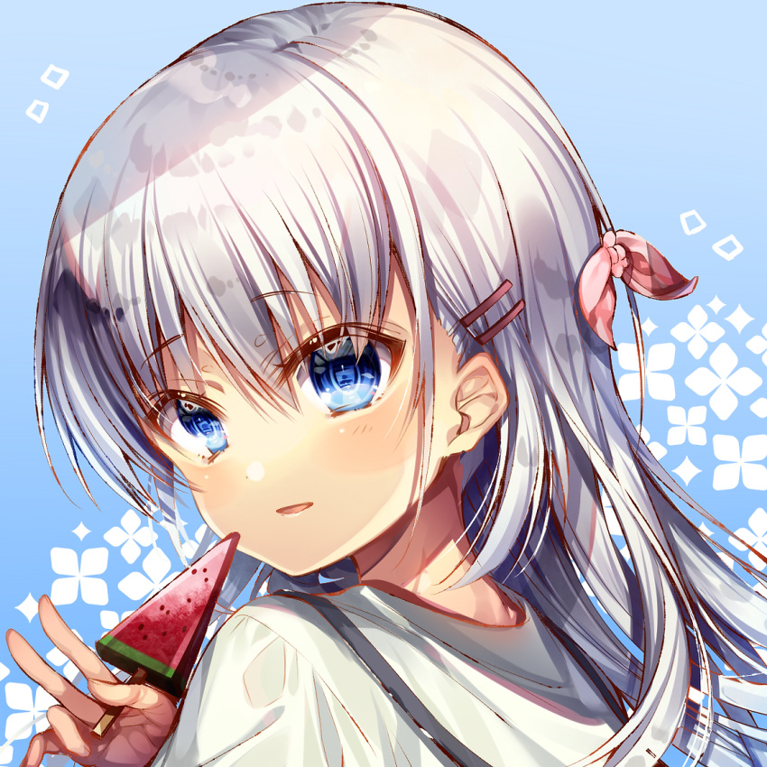 1girl blue_background blue_eyes blush bow chi_no close-up eyes_visible_through_hair food from_behind hair_between_eyes hair_bow hair_ornament hairclip long_hair looking_at_viewer looking_back naruse_shiroha open_mouth pink_bow popsicle sailor_collar school_uniform shirt simple_background smile solo summer_pockets v watermelon_bar white_hair white_sailor_collar white_shirt
