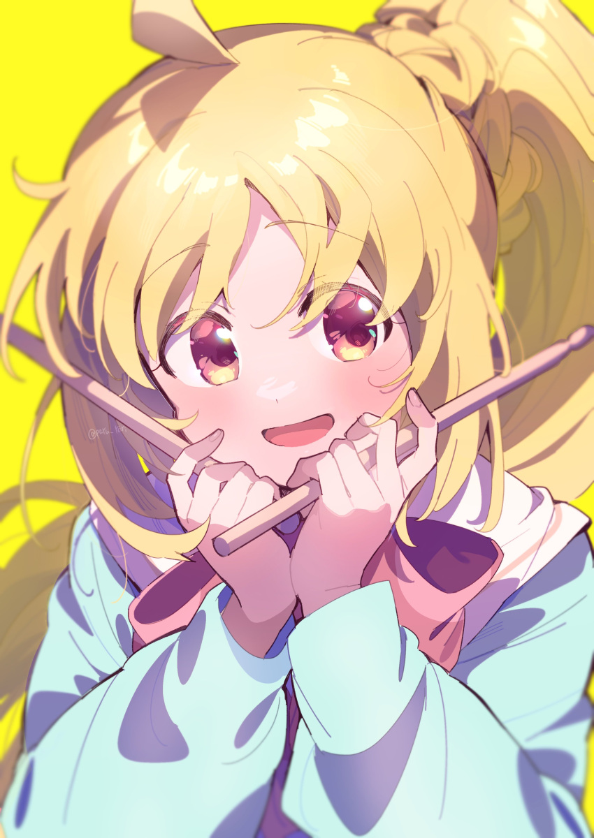 1girl absurdres ahoge blonde_hair blue_hoodie bocchi_the_rock! bow bowtie collared_shirt drumsticks hands_on_own_face hands_up highres holding holding_drumsticks hood hood_down hoodie ijichi_nijika long_hair long_sleeves looking_at_viewer open_mouth paru_rari red_bow red_bowtie red_eyes shirt side_ponytail sidelocks simple_background smile solo tareme upper_body very_long_hair white_shirt yellow_background