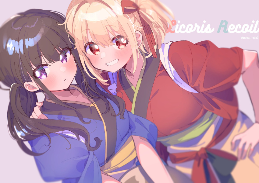 2girls absurdres apron bad_id bad_twitter_id black_hair blonde_hair blue_kimono blush bob_cut closed_mouth copyright_name cowboy_shot grin hair_intakes hair_ribbon hand_on_another's_shoulder hand_on_own_hip highres inoue_takina japanese_clothes kimono long_hair looking_at_viewer lycoris_recoil multiple_girls nishikigi_chisato paru_rari pink_background red_eyes red_kimono red_ribbon ribbon short_hair side_ponytail simple_background sleeves_rolled_up smile teeth upper_body violet_eyes waist_apron