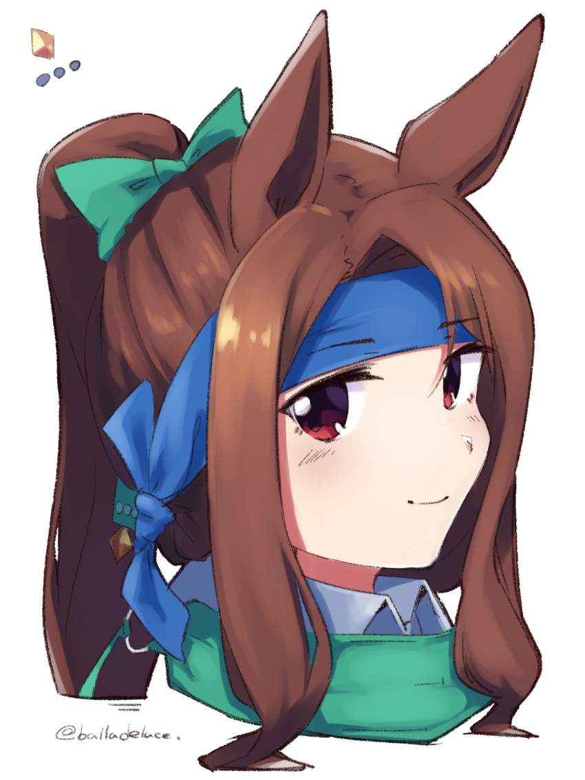 1girl alternate_costume alternate_hairstyle animal_ears balladeluce bandana blue_headband bow brown_hair closed_mouth commentary_request green_bandana green_bow headband highres horse_ears horse_girl king_halo_(umamusume) long_hair looking_at_viewer ponytail portrait red_eyes simple_background smile solo twitter_username umamusume white_background
