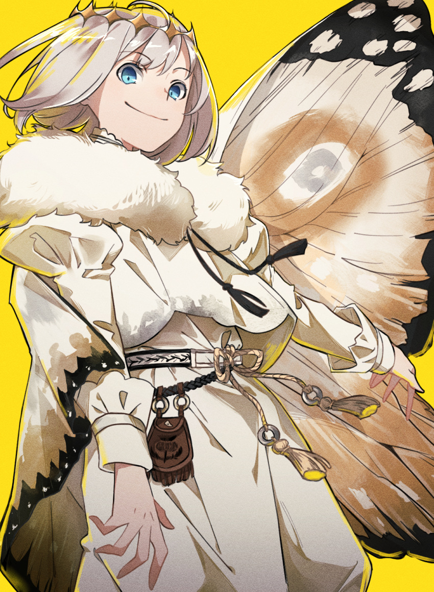 1boy bag blue_eyes cape closed_mouth diamond_hairband eiki_(eikityou_55) fate/grand_order fate_(series) from_below fur-trimmed_cape fur_trim highres juliet_sleeves long_sleeves male_focus moth_wings oberon_(fate) puffy_sleeves robe satchel simple_background smile solo tassel white_cape white_robe white_wings wings yellow_background