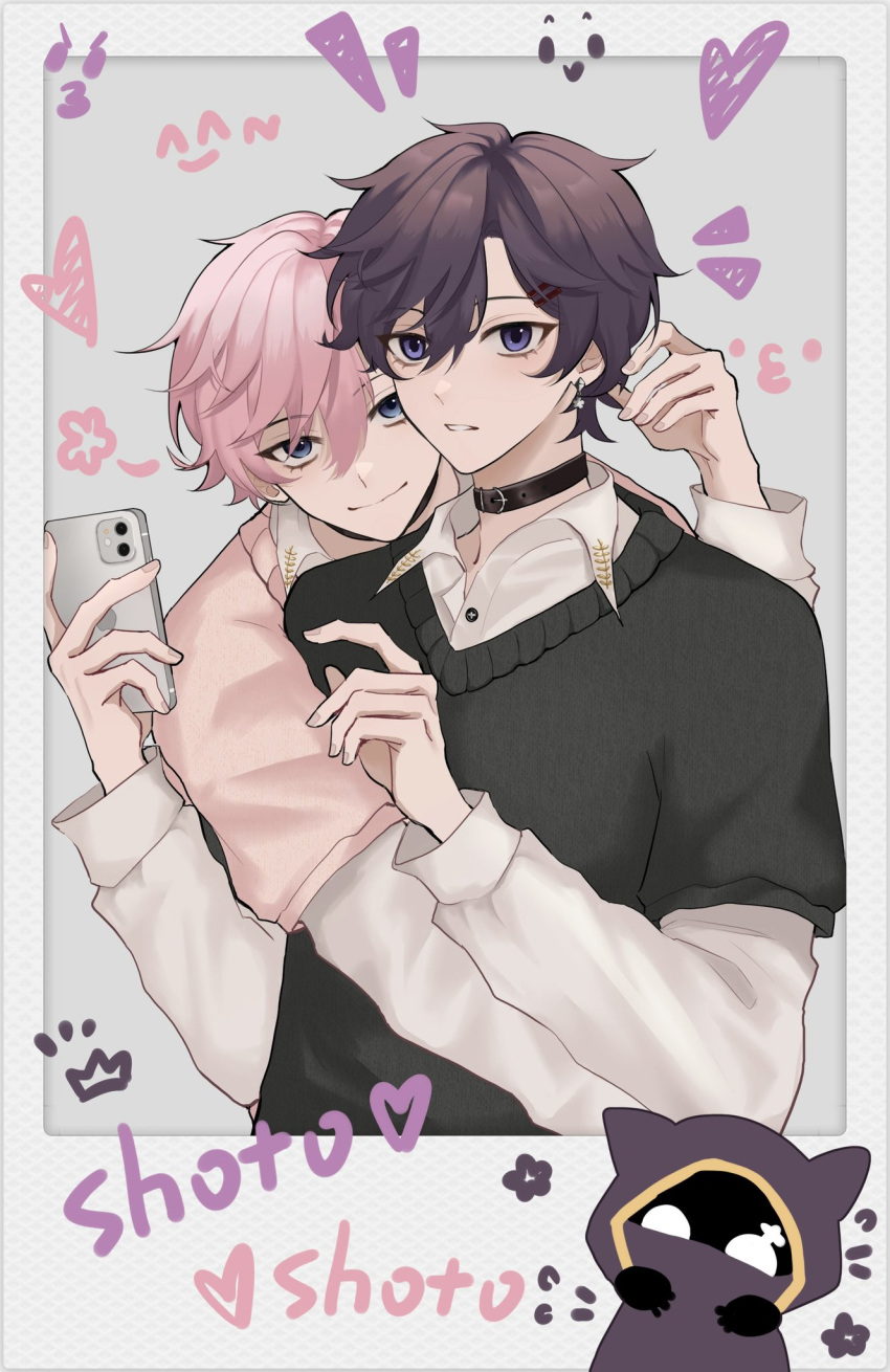 2boys black_hair black_shirt blue_eyes cellphone closed_mouth collar earrings highres holding holding_phone indie_virtual_youtuber iphone jewelry long_sleeves male_focus mmanohei multiple_boys phone pink_hair pink_shirt shirt short_hair shoto_(vtuber) smartphone smile violet_eyes virtual_youtuber white_shirt