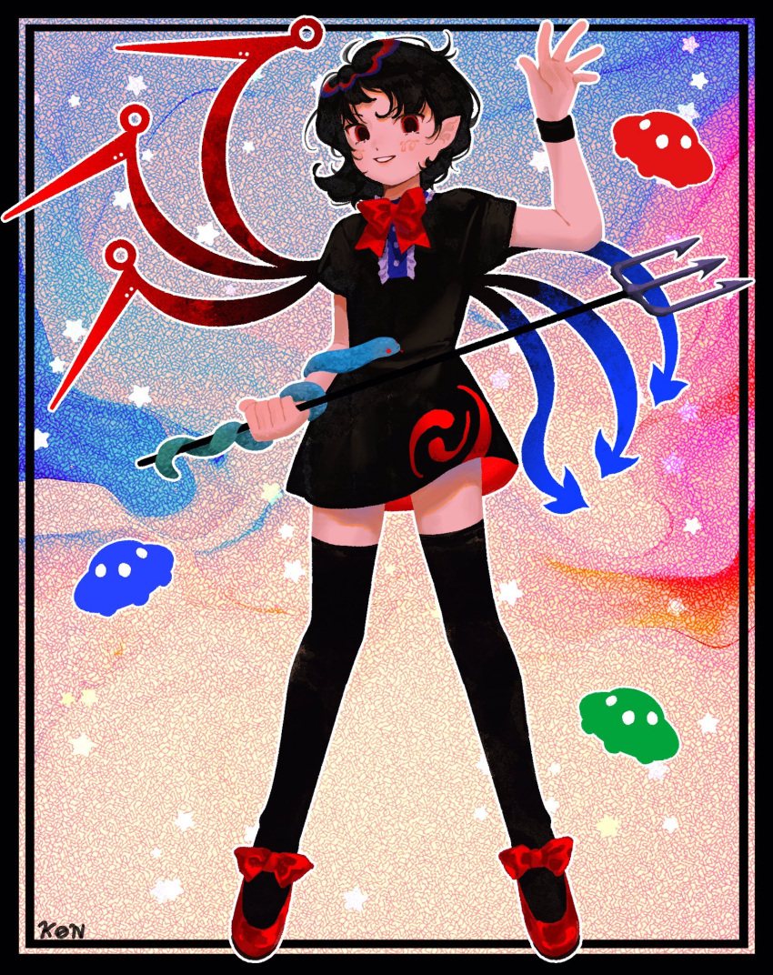 1girl arm_up asymmetrical_wings black_border black_dress black_hair black_thighhighs blue_wings border bow bowtie commentary dress full_body grin highres holding_trident houjuu_nue k0nfette looking_at_viewer pointy_ears polearm red_bow red_bowtie red_eyes red_footwear red_wings shoes short_hair short_sleeves smile snake solo thigh-highs touhou trident ufo waving weapon wings