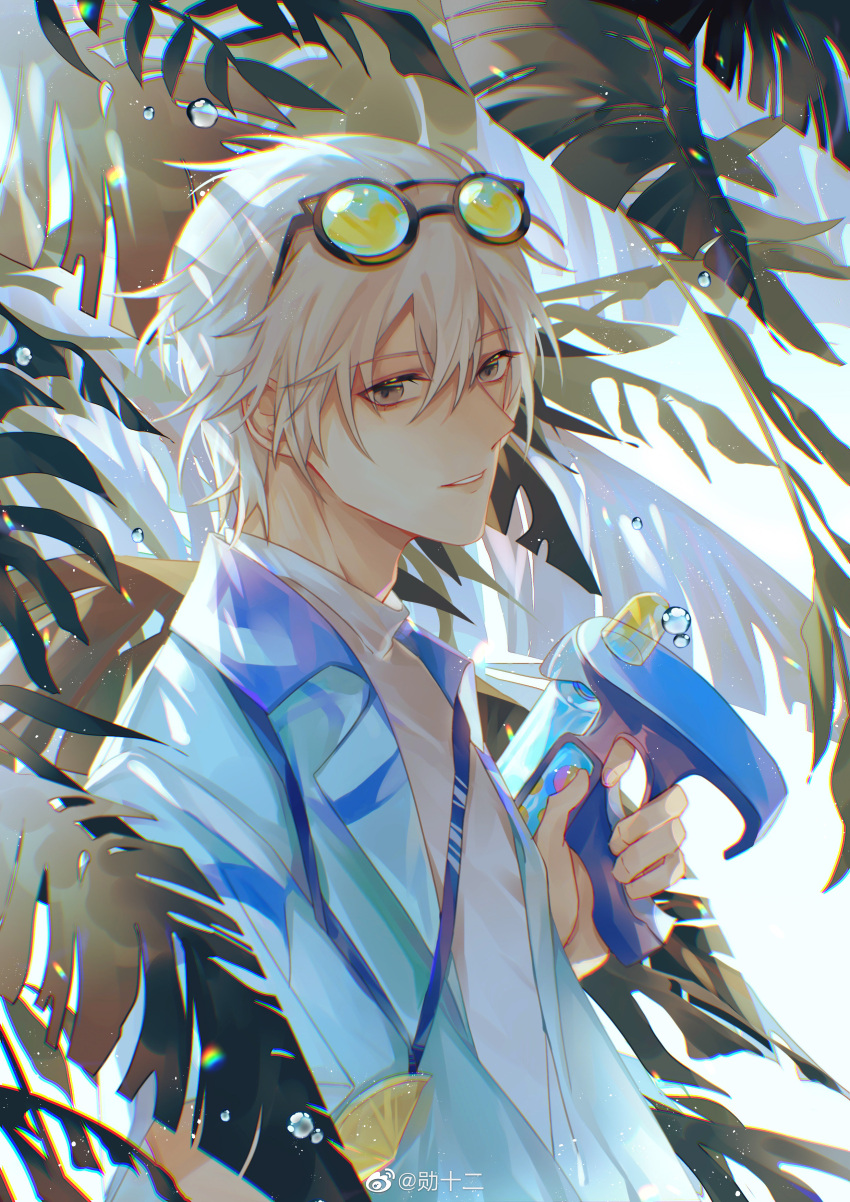 1boy absurdres alternate_costume bag bishounen blonde_hair blue_jacket blue_sky character_request chinese_commentary coattails collared_shirt commentary_request eyelashes eyewear_on_head food fruit gesiyu grey_eyes highres holding holding_water_gun jacket lemon lemon_slice light_smile looking_at_viewer male_focus open_clothes open_jacket outdoors palm_leaf parted_lips round_eyewear shirt short_hair shoulder_bag sky solo summer sunglasses the_tale_of_food upper_body water_drop water_gun weibo_logo weibo_username white_shirt