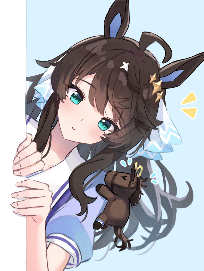 &gt;_&lt; 1girl ahoge animal_ears black_hair blue_background blue_eyes collarbone commentary_request daring_tact_(racehorse) daring_tact_(umamusume) hair_between_eyes hair_ornament highres horse horse_ears horse_girl horse_tail kashmir_0808 open_mouth peeking_out portrait school_uniform solo tail tracen_school_uniform umamusume
