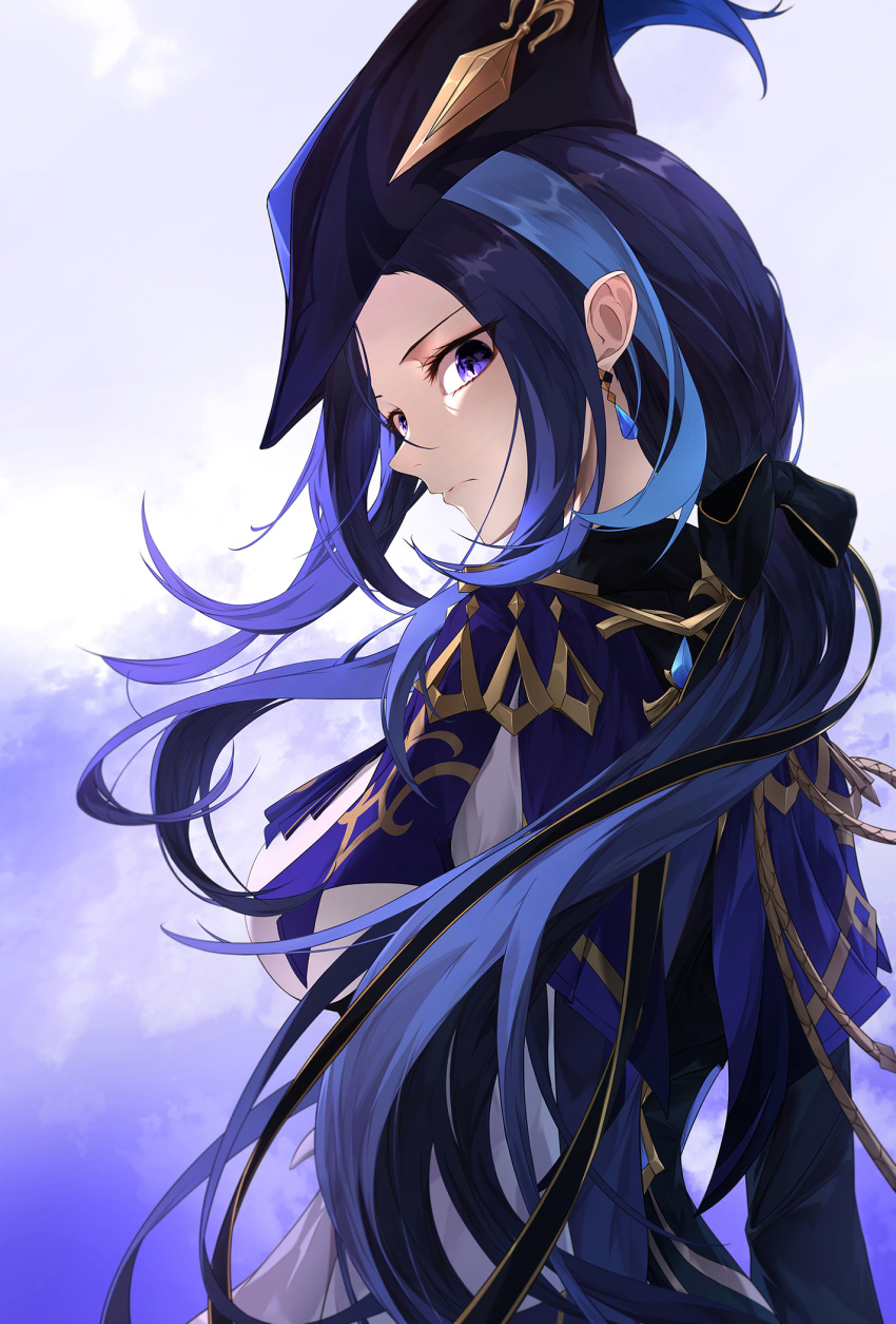 1girl black_hair blue_hair blue_headwear breasts cape clorinde_(genshin_impact) from_behind genshin_impact hat hat_feather highres jewelry long_hair looking_at_viewer looking_back seydlitz_art simple_background solo violet_eyes