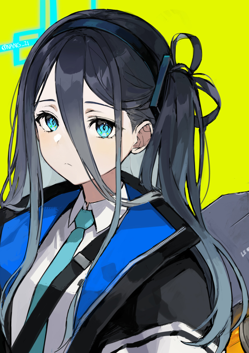 1girl absurdres aris_(blue_archive) bad_id bad_pixiv_id black_hair black_hairband black_jacket blue_archive blue_eyes blue_halo blue_necktie closed_mouth collared_shirt colored_inner_hair commentary gradient_hair green_background grey_hair hair_between_eyes hairband halo highres jacket long_hair looking_at_viewer multicolored_hair nang_z1 necktie one_side_up open_clothes open_jacket shirt simple_background sketch solo twitter_username white_shirt zipper