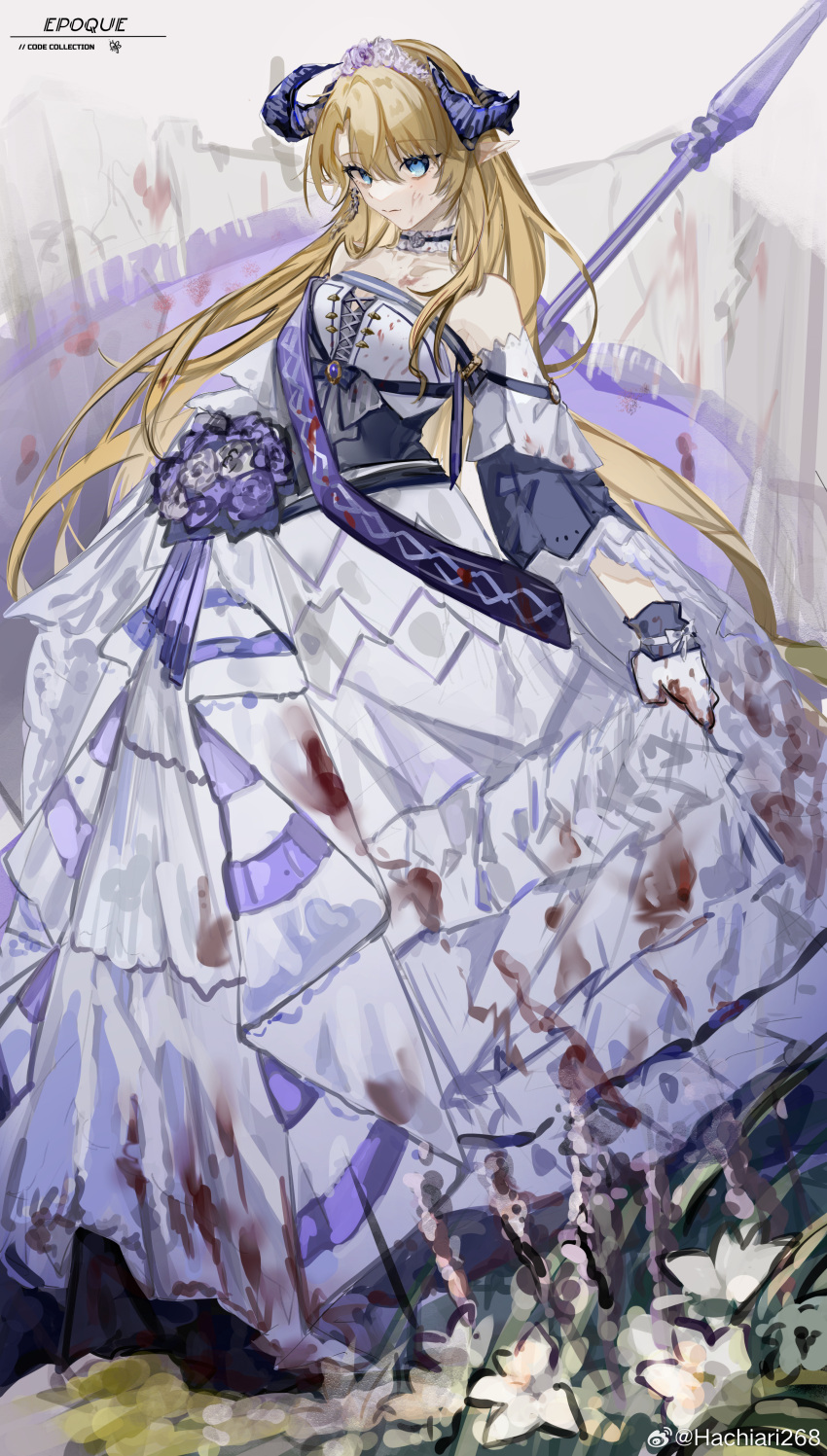 1girl a_chxoblc absurdres arknights blonde_hair blood blood_on_clothes blue_eyes blue_flower bouquet chinese_commentary clothes_lift commentary_request dragon_girl dragon_horns dress feet_out_of_frame flag flower grey_background highres holding holding_bouquet holding_flag horns long_hair mixed-language_commentary off-shoulder_dress off_shoulder official_alternate_costume saileach_(appreciate_fragrance)_(arknights) saileach_(arknights) sash simple_background skirt skirt_lift solo very_long_hair weibo_username white_dress white_flower