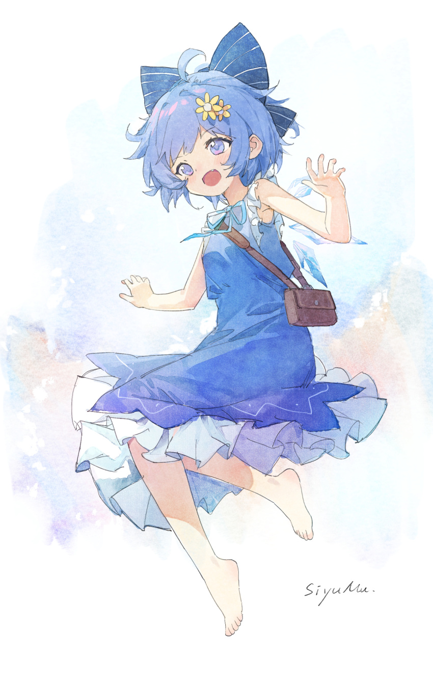 1girl ahoge artist_name bag blue_bow blue_dress blue_eyes blue_hair bow cirno dress fairy fang hair_bow highres ice ice_wings open_mouth short_hair shoulder_bag signature simple_background siyumu smile solo touhou white_background wings