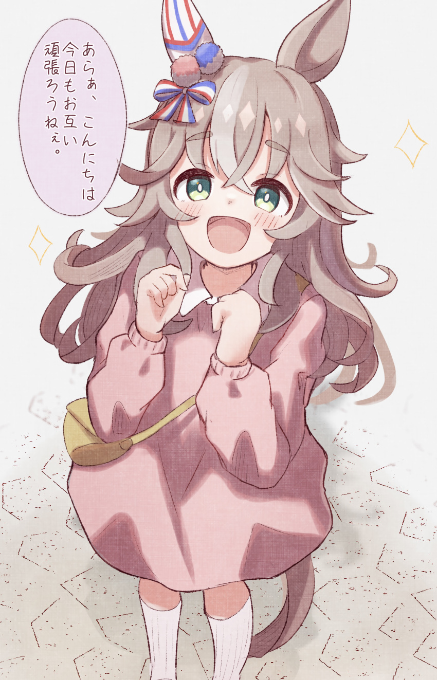 1girl :d absurdres animal_ears bag blush bow brown_hair clenched_hands collared_dress commentary_request dress green_eyes grey_background grey_hair hair_between_eyes hair_bow hands_up highres horse_ears horse_girl horse_tail long_hair long_sleeves looking_at_viewer multicolored_hair pink_dress puffy_long_sleeves puffy_sleeves short_eyebrows shoulder_bag simple_background smile socks solo sparkle standing streaked_hair striped striped_bow sunanuko_(ramuneko) tail thick_eyebrows translation_request umamusume very_long_hair white_socks wonder_acute_(umamusume)