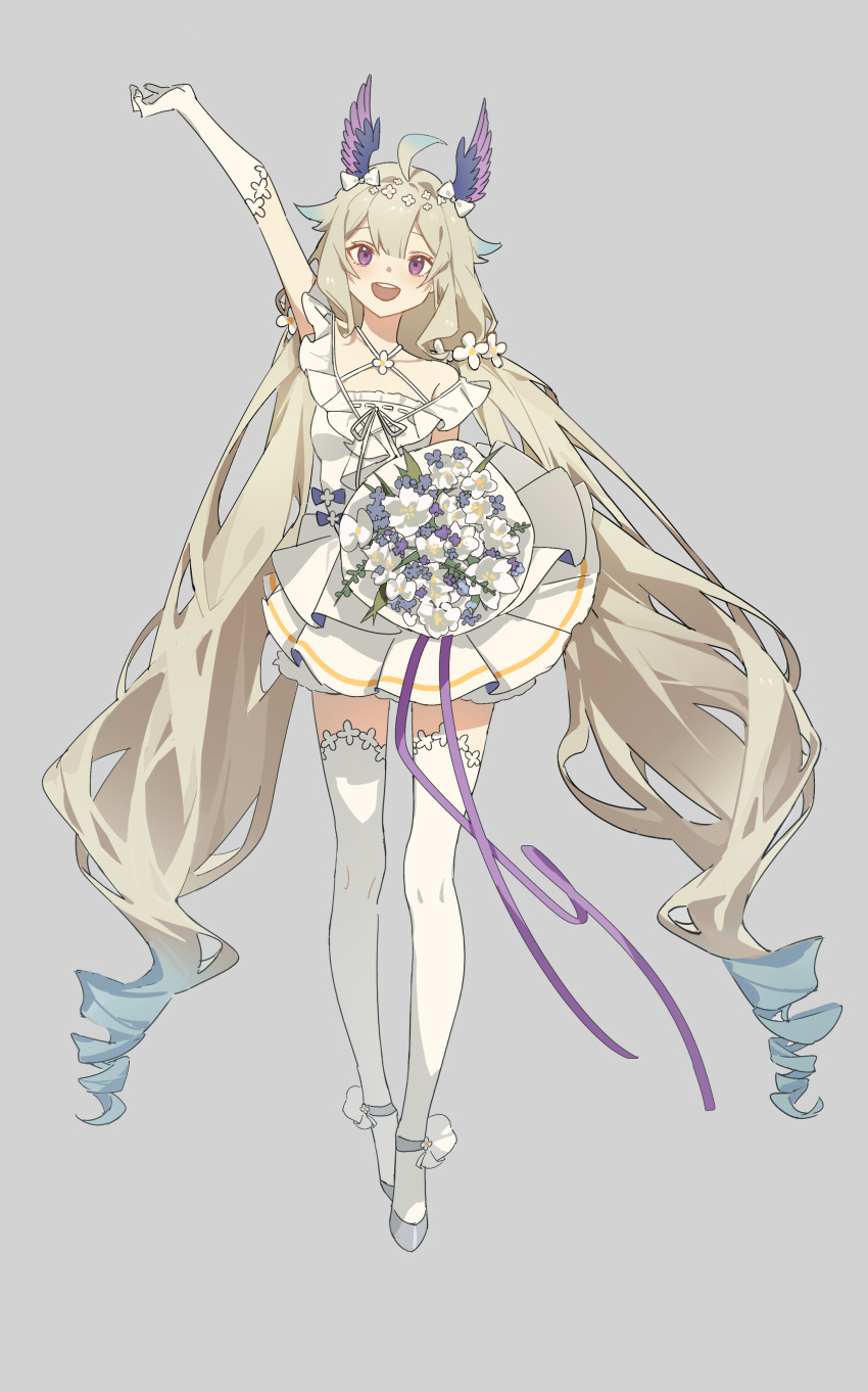 1girl absurdres ahoge arm_up bare_shoulders blonde_hair blush bouquet bow breasts dress enna_alouette flower grey_background hair_between_eyes hair_bow hair_flower hair_ornament head_wings highres holding holding_bouquet lai_dou_laile_555 long_hair looking_at_viewer low_twintails multicolored_hair nijisanji nijisanji_en off-shoulder_dress off_shoulder open_mouth simple_background small_breasts smile solo thigh-highs twintails two-tone_hair very_long_hair violet_eyes white_dress white_thighhighs wings zettai_ryouiki