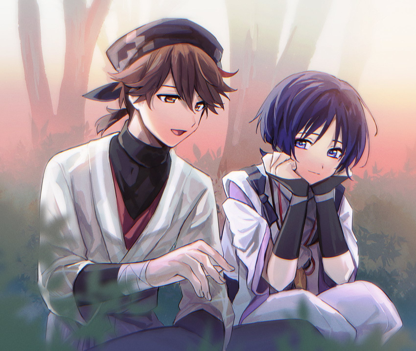 2boys armor bandaged_arm bandages brown_eyes brown_hair closed_mouth genshin_impact highres japanese_armor japanese_clothes jewelry kote kurokote male_focus multicolored_hair multiple_boys necklace niwa_(genshin_impact) open_mouth oshi_taberu outdoors purple_hair redhead scaramouche_(genshin_impact) scaramouche_(kabukimono)_(genshin_impact) sitting squatting streaked_hair tree violet_eyes