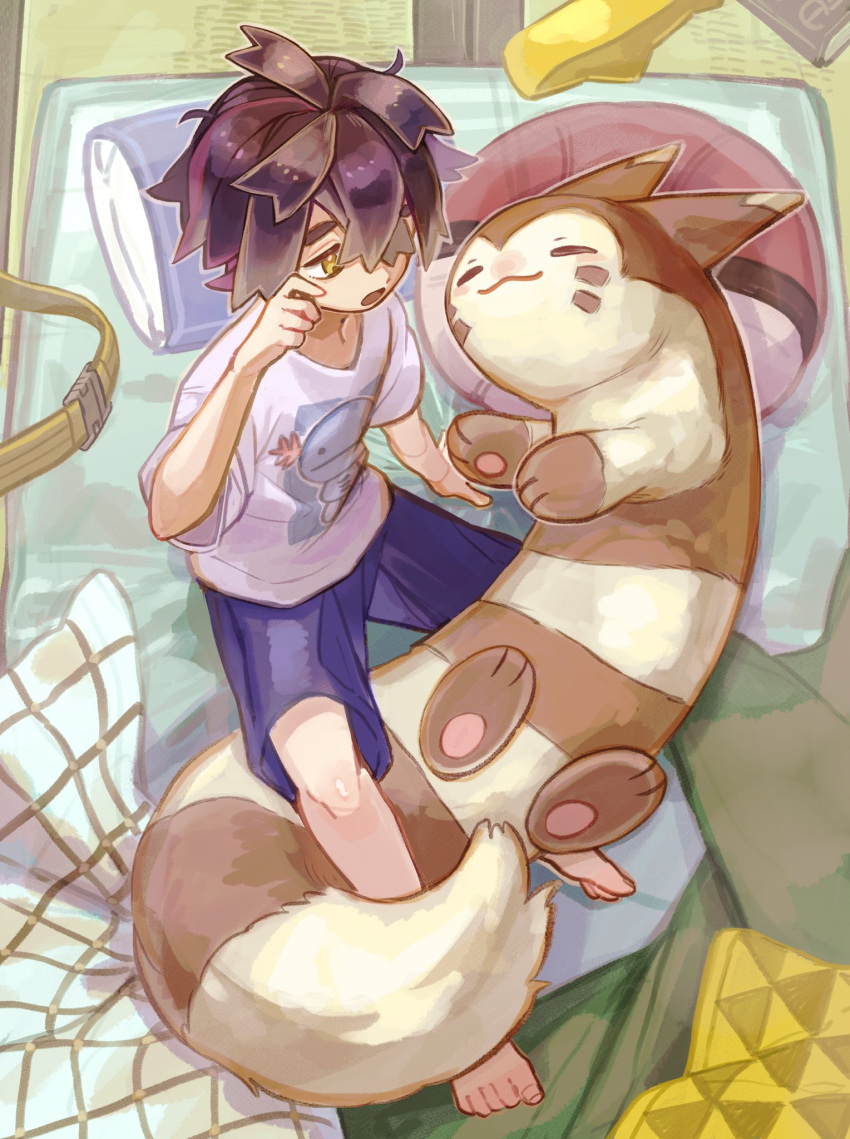1boy alternate_costume arm_support barefoot black_hair character_print commentary_request crossed_bangs furret hand_up highres indoors kieran_(pokemon) knees male_focus merst_pere open_mouth poke_ball_print pokemon pokemon_(creature) pokemon_(game) pokemon_sv purple_shorts shirt short_hair short_sleeves shorts sitting t-shirt tatami toes white_shirt wooper yellow_eyes