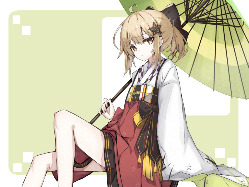 1girl ahoge arknights black_bow bow brown_eyes brown_hair commentary_request feet_out_of_frame green_background green_umbrella hair_bow hakama hakama_skirt highres holding holding_umbrella japanese_clothes kimono knee_up long_sleeves oil-paper_umbrella ponytail red_hakama scene_(arknights) scene_(betsushi)_(arknights) sitting skirt sleeves_past_fingers sleeves_past_wrists solo touko_(toko12_tooko) two-tone_background umbrella white_background white_kimono wide_sleeves