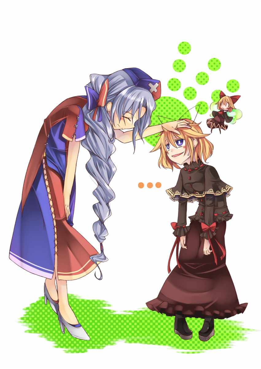 alternate_costume blonde_hair blue_eyes bow braid capelet closed_eyes doll hair_bow hat height_difference highres leaning_forward long_hair matching_su-san medicine_melancholy mito_(calcomer) multiple_girls nurse_cap petting pigeon-toed silver_hair size_difference su-san touhou very_long_hair yagokoro_eirin
