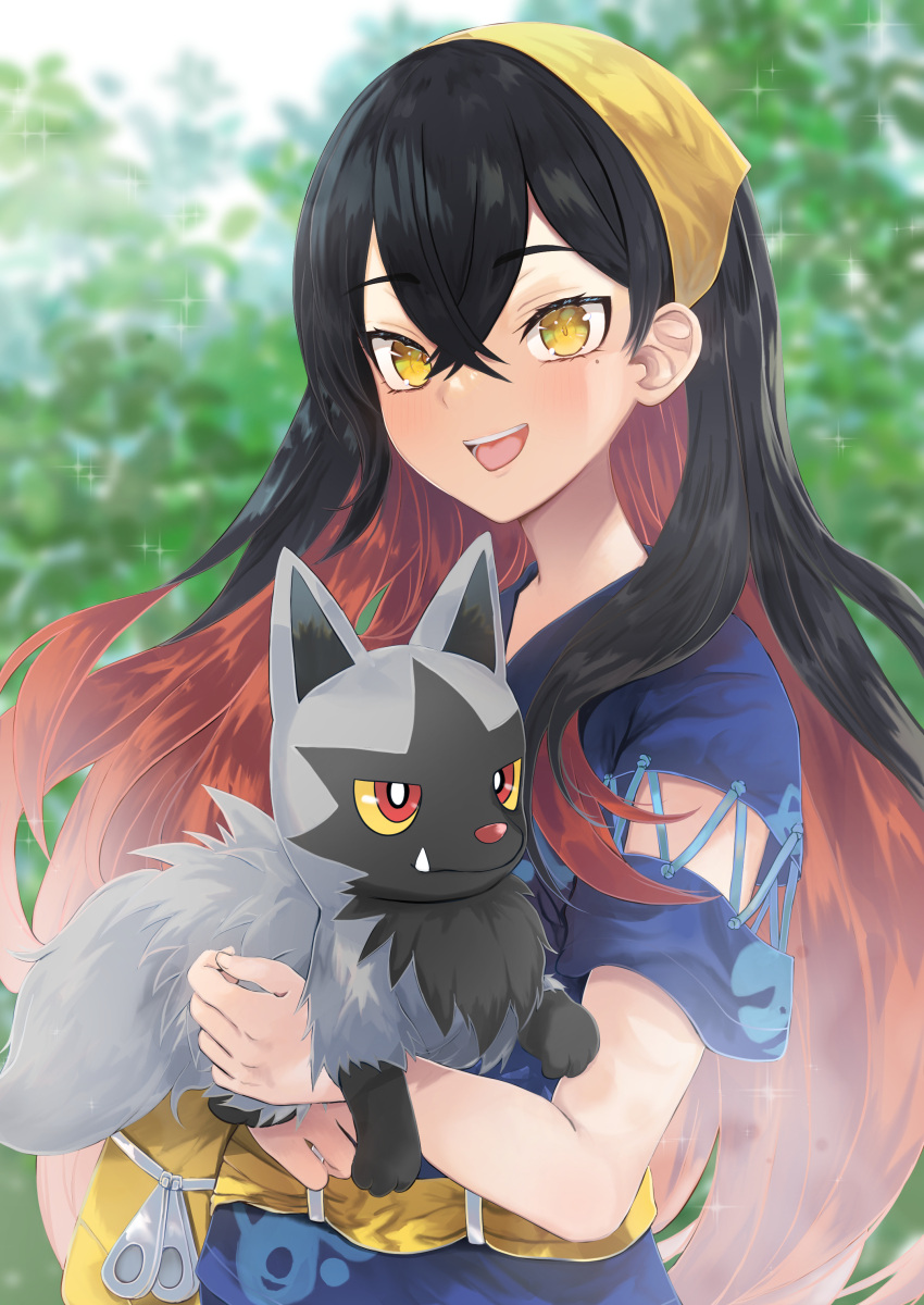 1girl :d absurdres aisu_(icicleshot) black_hair blue_shirt blurry blurry_background carmine_(pokemon) commentary_request crossed_bangs day eyelashes fanny_pack hair_between_eyes hairband highres holding holding_pokemon long_hair mole mole_under_eye multicolored_hair open_mouth outdoors pokemon pokemon_(creature) pokemon_(game) pokemon_sv poochyena shirt short_sleeves smile sparkle teeth tongue two-tone_hair yellow_bag yellow_eyes yellow_hairband zipper_pull_tab