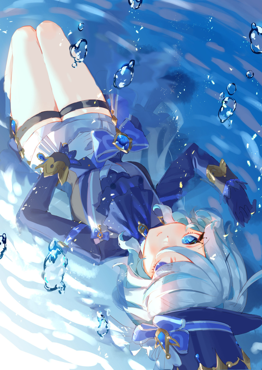 1girl absurdres blue_bow blue_eyes blue_gloves blue_hair blue_headwear blue_jacket bow closed_mouth furina_(genshin_impact) genshin_impact gloves harushio hat hat_bow highres jacket long_hair looking_at_viewer lying multicolored_hair on_back partially_submerged shorts smile solo streaked_hair top_hat very_long_hair water white_gloves white_hair white_shorts