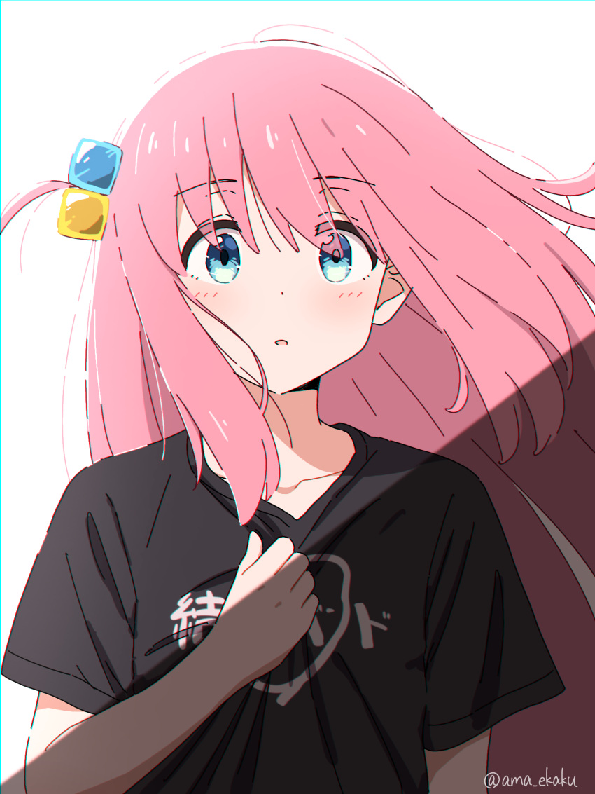 1girl ama_(ama_ekaku) black_shirt blue_eyes bocchi_the_rock! clothes_writing cube_hair_ornament dot_nose gotoh_hitori hair_ornament highres kessoku_band_logo kessoku_band_t-shirt long_hair looking_at_viewer one_side_up parted_lips pink_hair shade shirt short_sleeves simple_background solo surprised t-shirt tareme twitter_username upper_body watermark white_background