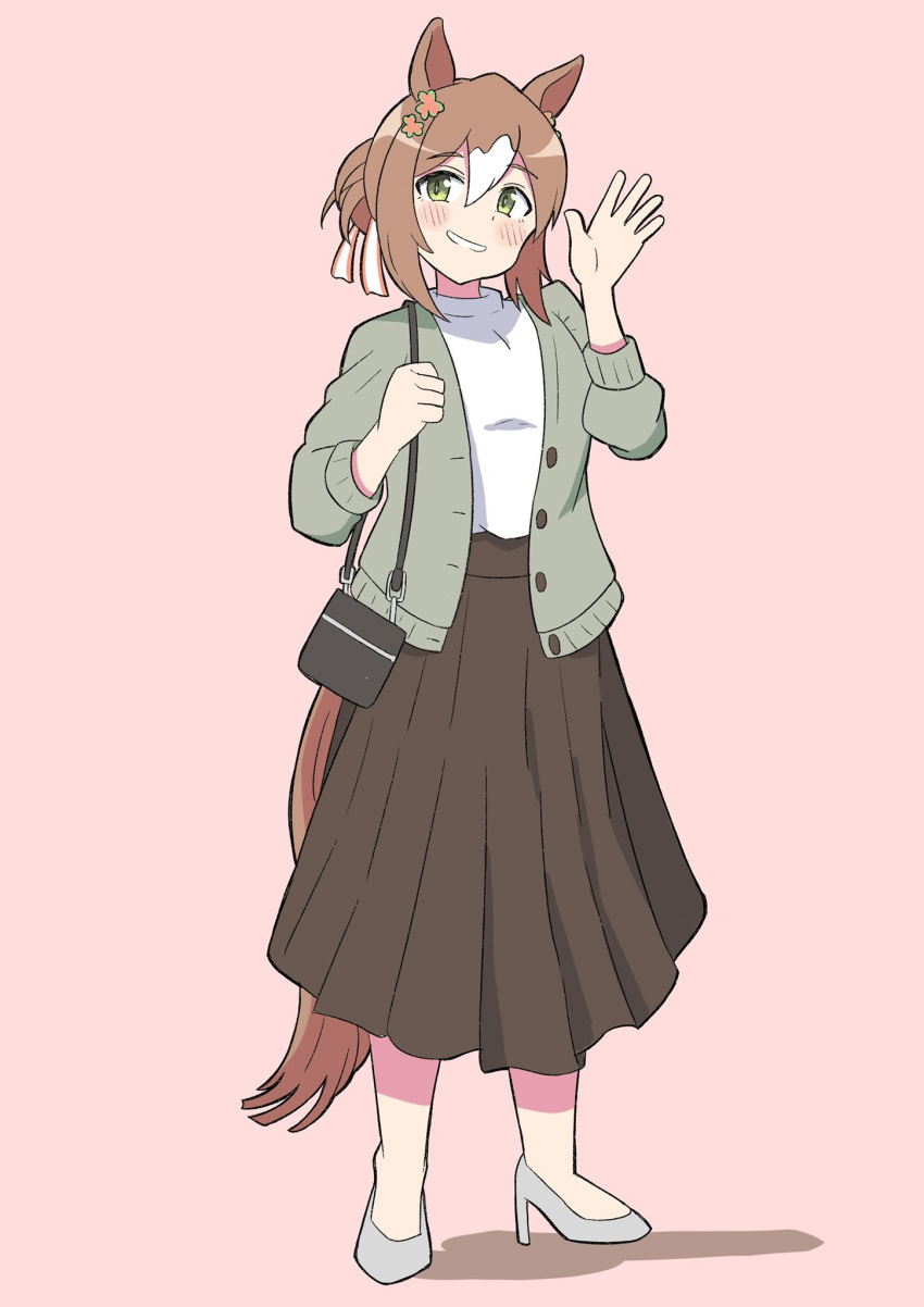 1girl alternate_costume animal_ears aoi_tenjiku bag blush brown_hair brown_skirt cardigan casual clover_hair_ornament commentary_request fine_motion_(umamusume) folded_ponytail full_body green_eyes grey_cardigan grey_footwear hair_between_eyes hair_bun hair_ornament handbag high_heels highres horse_ears horse_girl horse_tail long_skirt long_sleeves looking_at_viewer medium_hair multicolored_hair open_cardigan open_clothes shoes short_hair shoulder_bag simple_background skirt solo standing streaked_hair sweater tail umamusume waving white_hair white_sweater