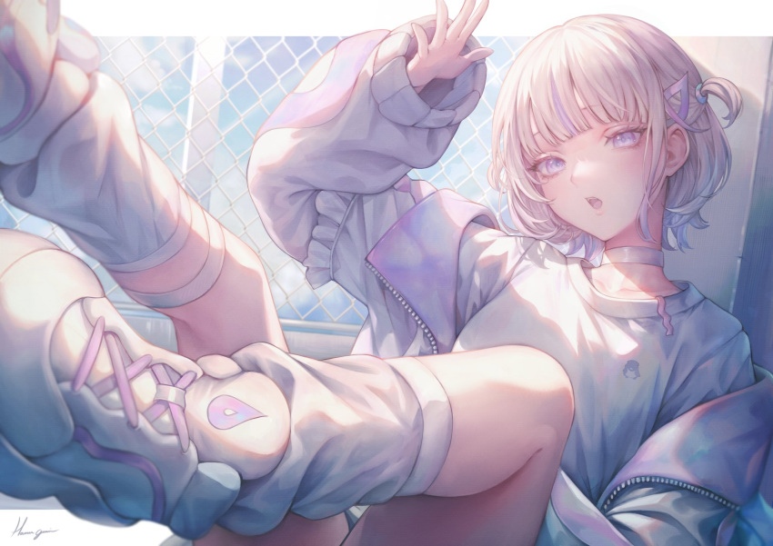 1girl baggy_socks blonde_hair chain-link_fence choker fence hair_ornament hama_guri highres hololive hololive_dev_is jacket looking_at_viewer multicolored_hair open_mouth purple_hair shirt shoes short_twintails sneakers solo streaked_hair todoroki_hajime twintails violet_eyes virtual_youtuber white_choker white_jacket white_shirt