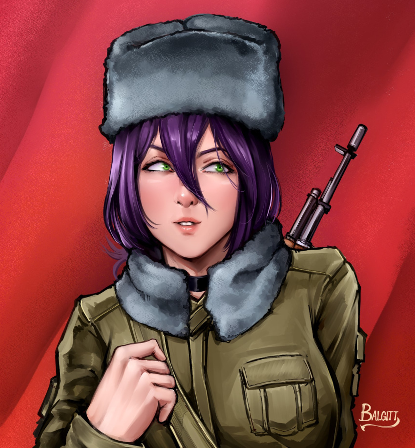 1girl alternate_breast_size artist_name black_choker breasts chainsaw_man choker commentary_request commission fur-trimmed_jacket fur_hat fur_trim green_jacket gun gun_on_back hair_between_eyes hat highres jacket kalashnikov_rifle large_breasts parted_lips red_background reze_(chainsaw_man) signature solo spanish_commentary upper_body ushanka victorbalgitt weapon weapon_on_back