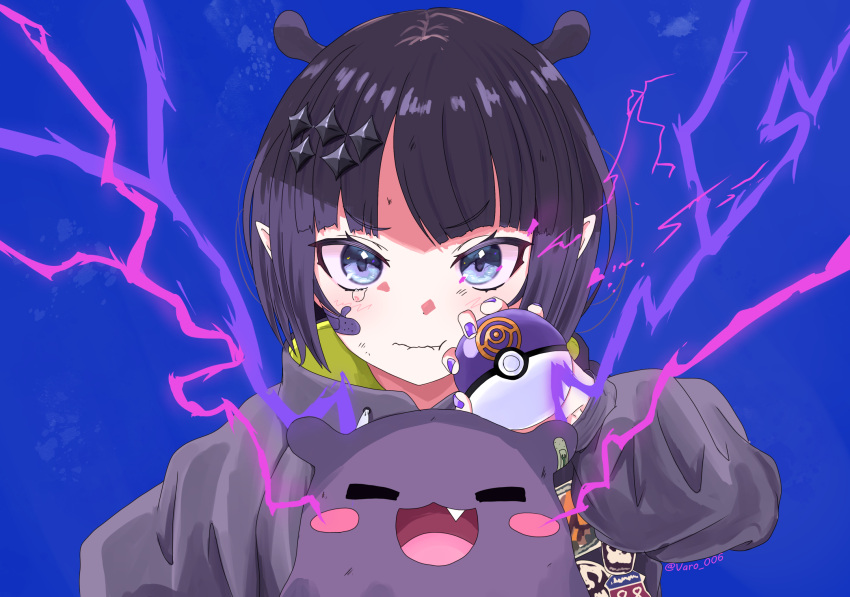 1girl blue_background fang grey_eyes grey_hoodie highres holding holding_poke_ball hololive hololive_english hood hoodie looking_at_viewer nail_polish ninomae_ina'nis ninomae_ina'nis_(5th_costume) official_alternate_costume pointy_ears poke_ball pokemon project_voltage purple_nails short_hair smile takodachi_(ninomae_ina'nis) varo_006 violet_eyes virtual_youtuber vocaloid