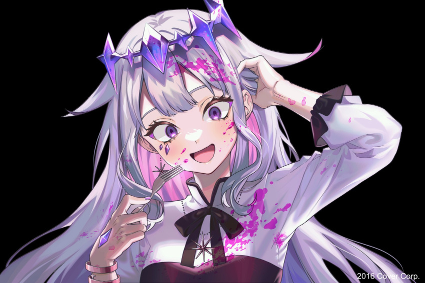 1girl bracelet colored_inner_hair crazy_eyes crazy_smile crown earrings fork grey_hair hair_between_eyes hair_flaps hand_in_own_hair highres holding holding_fork hololive hololive_english jewelry koseki_bijou long_hair looking_at_viewer multicolored_hair necklace open_mouth shirt sidelocks smile splatter stained_clothes star_(symbol) star_earrings star_necklace violet_eyes virtual_youtuber white_shirt yunnies