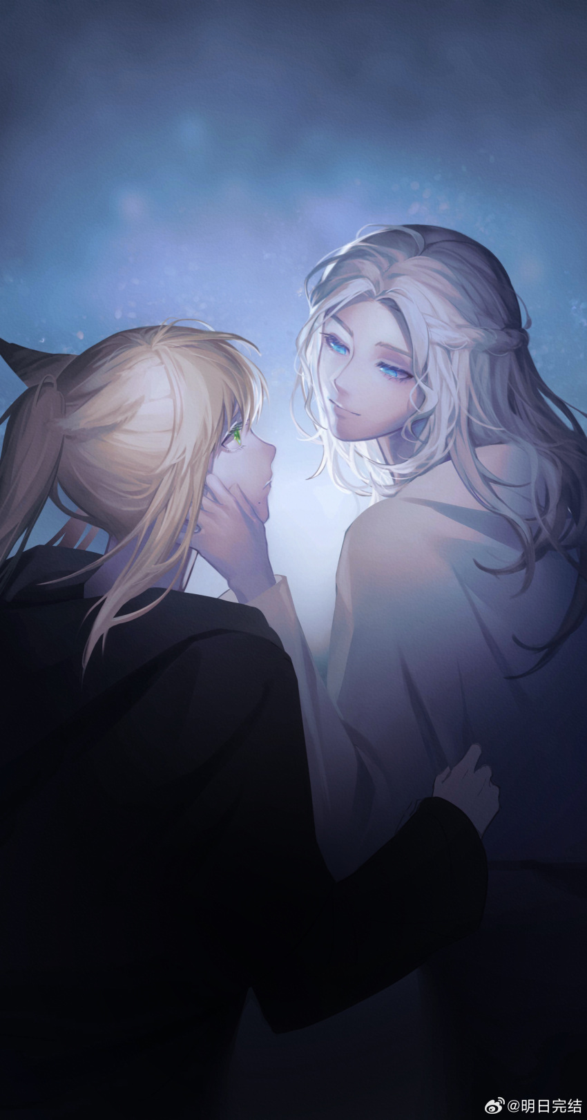 2girls absurdres animal_ears black_robe blonde_hair blue_background blue_eyes braid capelet cat_ears chinese_commentary clothes_grab commentary_request eye_contact final_fantasy final_fantasy_xiv from_behind green_eyes half_updo hand_on_another's_face highres long_hair looking_at_another medium_hair mingri_wanjie miqo'te multiple_girls ponytail robe single_braid smile upper_body venat_(ff14) warrior_of_light_(ff14) wavy_hair weibo_logo weibo_username white_capelet white_hair white_robe