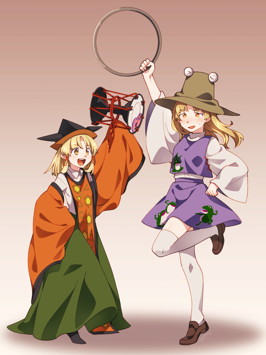 &gt;_&lt; 2girls alternate_costume animal_print arm_up black_footwear blonde_hair brown_footwear collared_shirt cosplay costume_switch detached_sleeves drum frog_print full_body gradient_background green_skirt hair_ribbon hat highres holding instrument long_hair long_skirt long_sleeves matara_okina matara_okina_(cosplay) miniskirt moriya's_iron_rings moriya_suwako moriya_suwako_(cosplay) multiple_girls open_mouth purple_skirt purple_vest pyonta red_ribbon ribbon shadow shikido_(khf) shirt shoes short_hair skirt sleeves_past_wrists standing standing_on_one_leg tabard teeth thigh-highs tongue touhou tsuzumi turtleneck vest white_shirt wide_sleeves yellow_eyes zettai_ryouiki