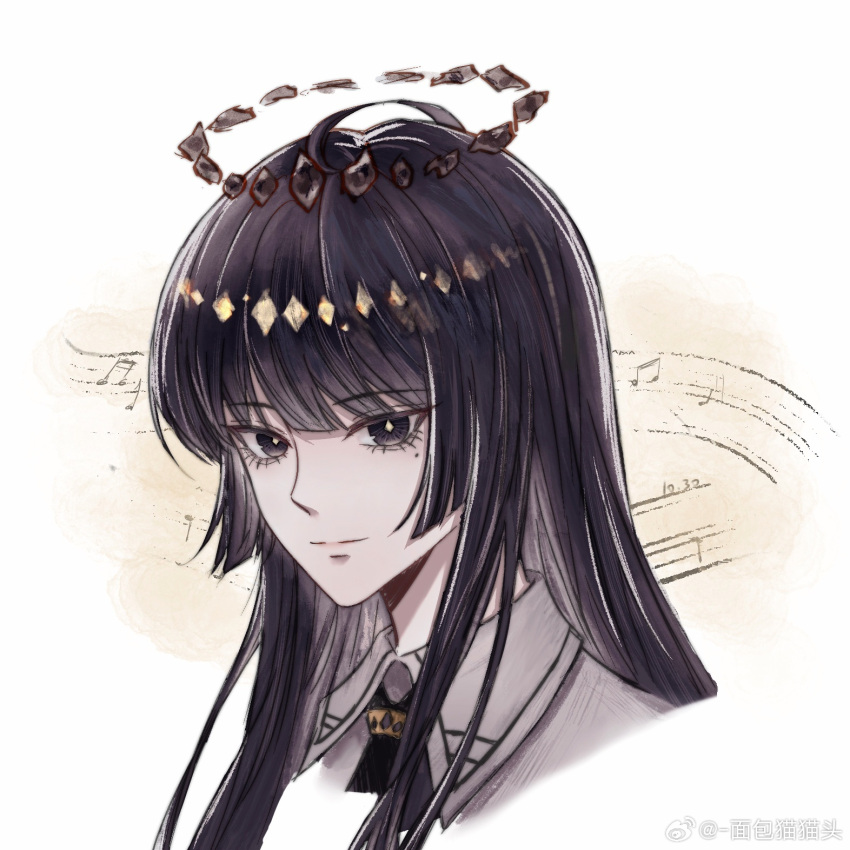 1girl ahoge arknights artist_name ascot black_ascot black_eyes black_hair black_halo blunt_bangs broken_halo chinese_commentary chinese_text close-up closed_mouth collared_jacket dark_halo dated halo highres hime_cut jacket light_smile long_hair looking_at_viewer mole mole_under_eye musical_note pale_skin portrait sidelocks simple_background solo staff_(music) virtuosa_(arknights) watermark weibo_7106061837 weibo_logo weibo_username white_background white_jacket