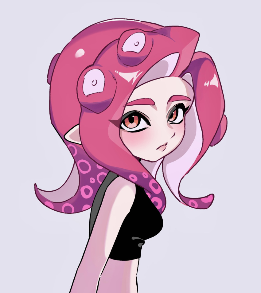 1girl black_shirt breasts crop_top from_side grey_background highres long_hair looking_at_viewer lya_(ctrc5838) octoling octoling_girl pointy_ears red_eyes redhead shirt simple_background sleeveless sleeveless_shirt solo splatoon_(series) suction_cups tentacle_hair upper_body