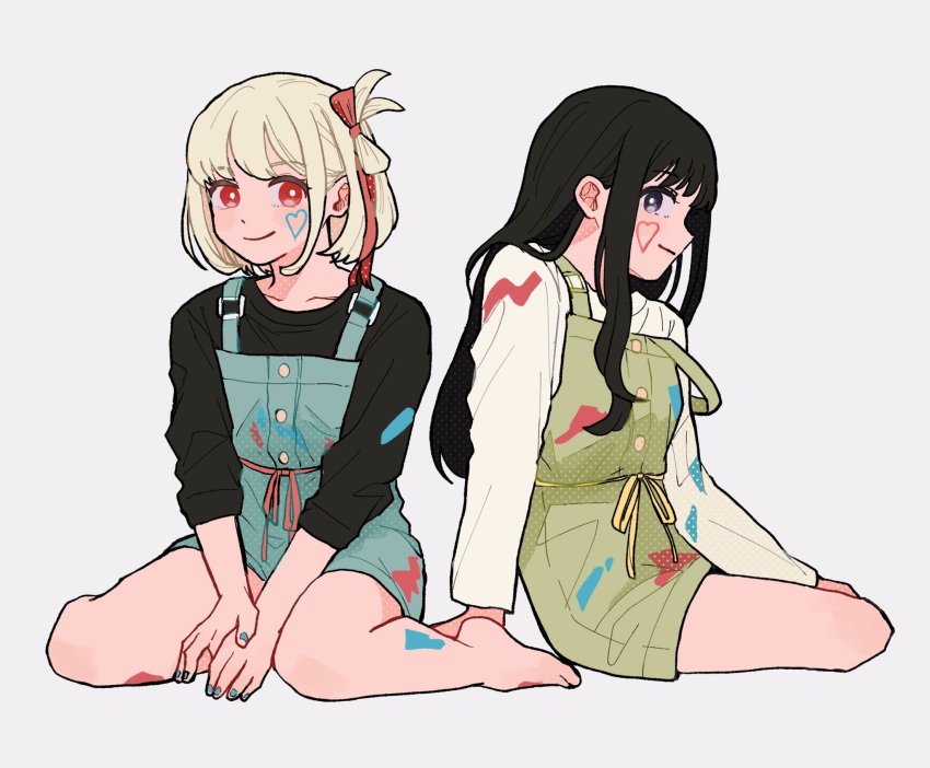 2girls bare_legs barefoot black_hair black_shirt blonde_hair blue_nails blue_overalls buttons facepaint green_overalls hair_ribbon heart highres inoue_takina kuro_gomaa legs_folded long_hair looking_at_viewer looking_to_the_side lycoris_recoil multiple_girls nishikigi_chisato overalls paint red_eyes red_ribbon ribbon shirt short_hair simple_background sitting violet_eyes wariza white_background white_shirt yellow_ribbon yuri