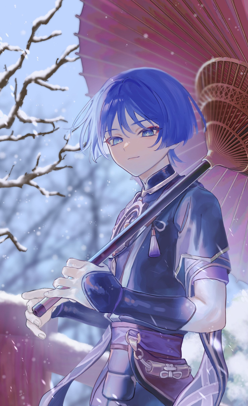 1boy absurdres armor blue_eyes blue_hair closed_mouth day genshin_impact highres holding holding_umbrella japanese_armor japanese_clothes kote kurokote looking_at_viewer male_focus mmmymor oil-paper_umbrella outdoors scaramouche_(genshin_impact) snow snowing solo tassel tree umbrella wide_sleeves