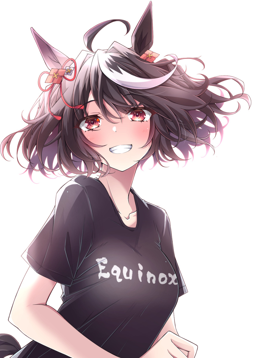 1girl ahoge alternate_costume animal_ears black_hair black_shirt bob_cut breasts brown_eyes clenched_teeth collarbone commentary_request dot_nose grin hair_intakes hair_ornament hair_ribbon highres horse_ears horse_girl horse_tail kitasan_black_(umamusume) large_breasts looking_at_viewer multicolored_hair neck open_mouth print_shirt red_ribbon ribbon shirt short_hair short_sleeves simple_background smile solo streaked_hair t-shirt tail teeth tokia_(17141031otw) two_side_up umamusume upper_body white_background white_hair