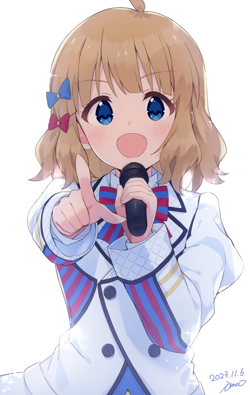 1girl ahoge blue_bow blue_eyes bow bowtie brown_hair buttons commentary_request dated dot_nose hair_bow hand_up highres holding holding_microphone idolmaster idolmaster_million_live! idolmaster_million_live!_theater_days ima_(lm_ew) index_finger_raised jacket light_blush long_sleeves looking_at_viewer medium_hair microphone open_mouth pointing pointing_at_viewer red_bow sidelocks signature smile solo striped striped_bow striped_bowtie suou_momoko upper_body wavy_hair white_background white_jacket