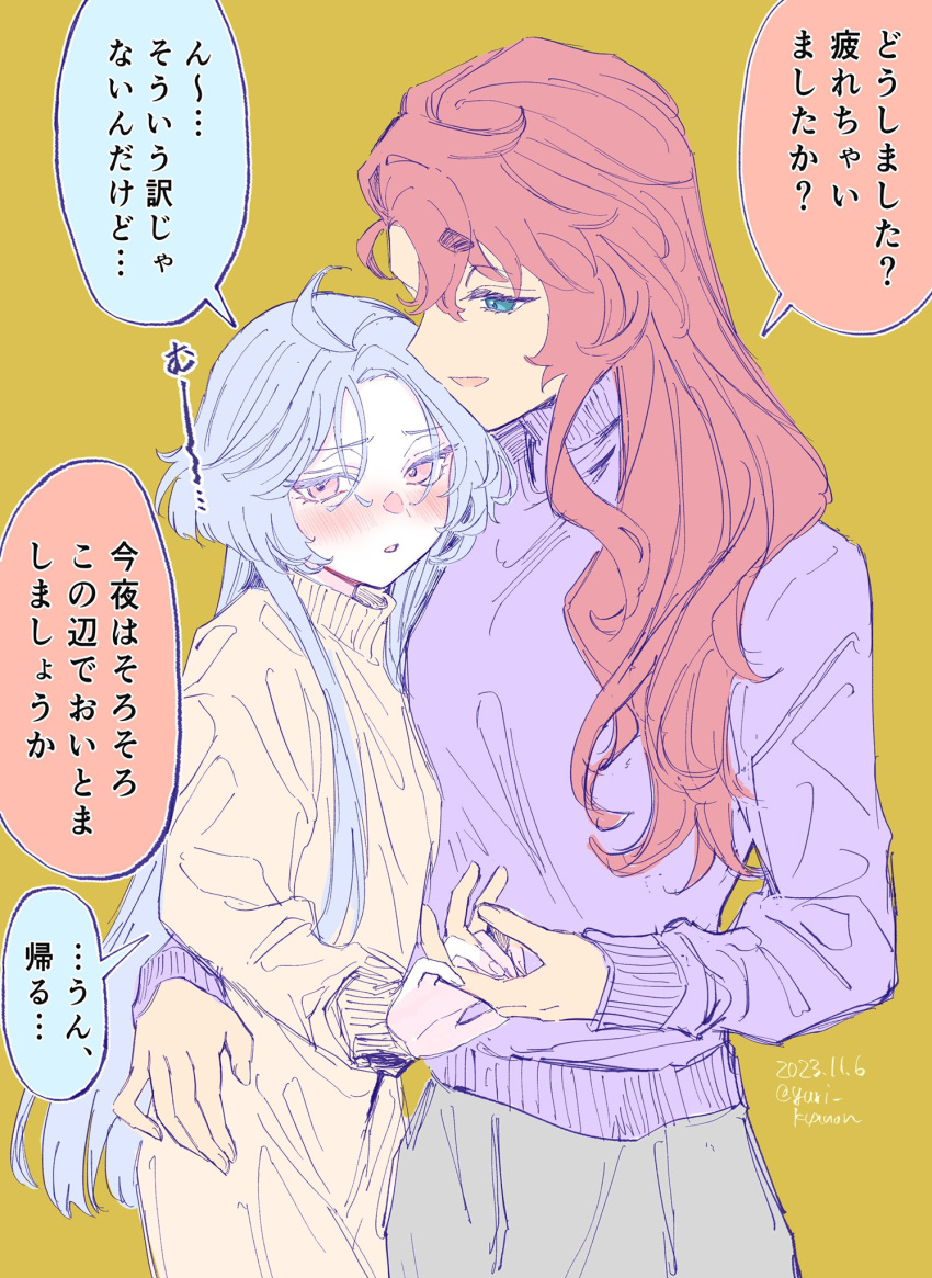 2girls blue_eyes blush commentary_request couple dated grey_hair gundam gundam_suisei_no_majo hand_on_another's_hip height_difference highres holding_hands interlocked_fingers long_hair long_sleeves miorine_rembran multiple_girls parted_lips pink_eyes purple_sweater redhead smile speech_bubble suletta_mercury sweater translation_request twitter_username yellow_background yellow_sweater yuri yuri_kyanon