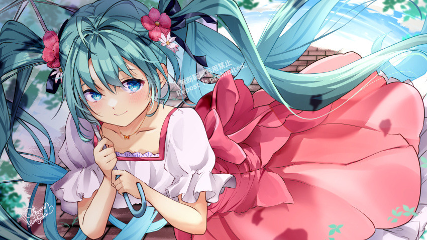 1girl aqua_hair blue_eyes closed_mouth dress hatsune_miku highres hiragana_sherry holding holding_umbrella jewelry long_hair melt_(vocaloid) necklace pink_dress smile solo twintails umbrella very_long_hair vocaloid white_dress