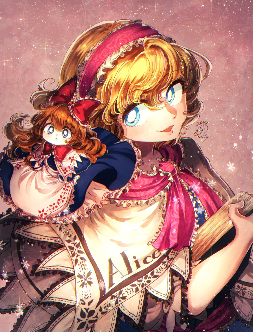 2girls alice_margatroid blonde_hair blue_dress blue_eyes book bow bright_pupils brown_hair capelet character_name commentary_request dress frilled_bow frilled_hairband frilled_ribbon frills hair_bow hairband highres holding holding_book long_hair long_sleeves multiple_girls neck_ribbon open_mouth petticoat pink_background pink_hairband pink_ribbon red_bow ribbon shanghai_doll short_hair smile touhou white_capelet white_pupils yukkyon_kyon