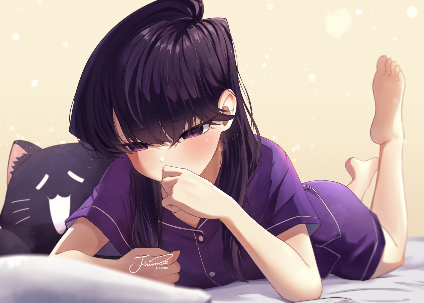 1girl absurdres artist_name barefoot bed bed_sheet black_hair commentary feet feet_up hair_between_eyes hand_to_own_mouth highres indoors j_humbo komi-san_wa_komyushou_desu komi_shouko light_particles long_hair lying on_bed on_stomach pajamas pillow purple_pajamas soles solo stuffed_animal stuffed_cat stuffed_toy the_pose toes violet_eyes
