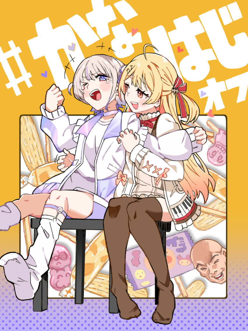 &gt;_o 2girls ahoge blonde_hair hair_ornament highres hololive hololive_dev_is jacket laughing multiple_girls musical_note musical_note_hair_ornament no_shoes one_eye_closed otonose_kanade piano_print red_eyes shorts sitting snack thigh-highs tickling todoroki_hajime ueda_yumehito violet_eyes virtual_youtuber