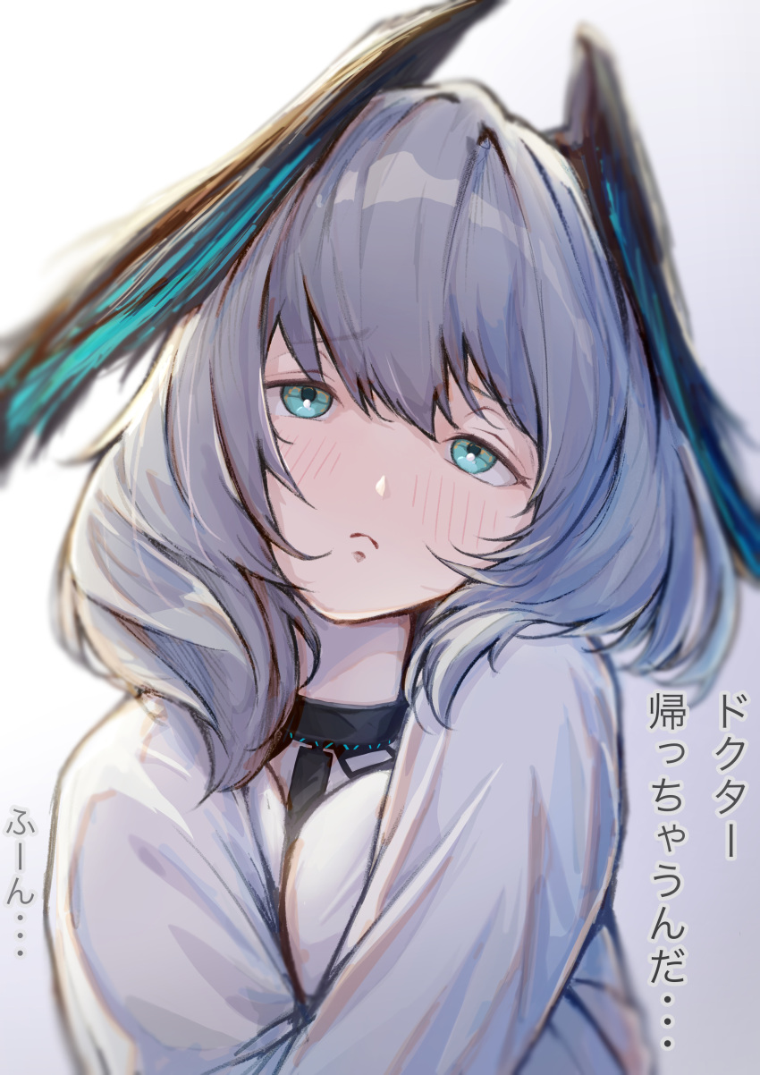 1girl absurdres aqua_eyes arknights blush closed_mouth collar gradient_background grey_background grey_hair head_tilt head_wings highres ho'olheyak_(arknights) infection_monitor_(arknights) long_hair looking_at_viewer renkon_logistics solo translation_request upper_body wings