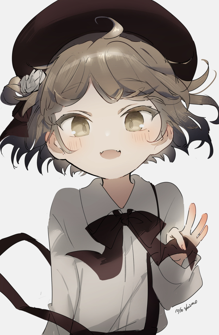 1girl :d beret black_bow black_headwear blush bow brown_eyes brown_hair collared_shirt commentary dated dress_shirt fangs grey_background hand_up hat hatoba_tsugu highres long_sleeves looking_at_viewer mole mole_under_eye puffy_long_sleeves puffy_sleeves sha2mo shirt signature simple_background smile solo suspenders suspenders_slip tsugu_(vtuber) upper_body virtual_youtuber white_shirt
