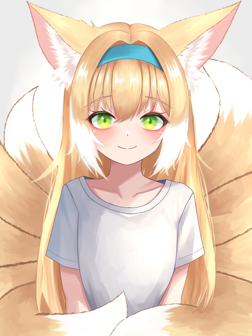 1girl absurdres animal_ear_fluff animal_ears arknights blonde_hair blue_hairband closed_mouth collarbone commentary fox_ears fox_girl fox_tail gradient_background grey_background hairband highres kitsune kyuubi long_hair looking_at_viewer multicolored_hair multiple_tails shirt short_sleeves smile solo suzuran_(arknights) tail two-tone_hair upper_body very_long_hair white_background white_hair white_shirt yon_(isieuniya)